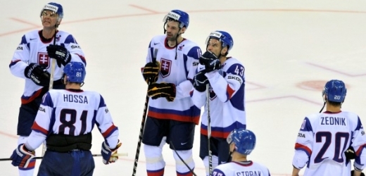 Zklamaní slovenští hokejisté po prohře s Německem.