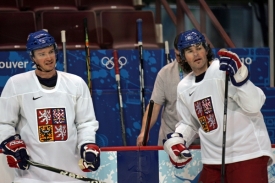 Petr Čajánek (vlevo) s Jaromírem Jágrem na olympiádě ve Vancouveru.