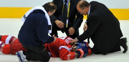 Radek Martínek zůstal v bezvědomí ležet na ledě.