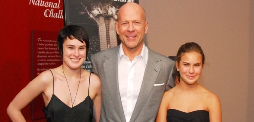 Tallulah Willis (vpravo) se svým otcem Brucem Willisem a sestrou Rumer.