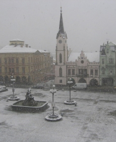 Krkonošovo náměstí v Trutnově. Teplora se pohybuje kolem nuly.
