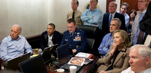 Pohled na znetvořeného Usámu otřásl Obamovým kabinetem, který akci vojenského komanda sledoval v Bílém domě.