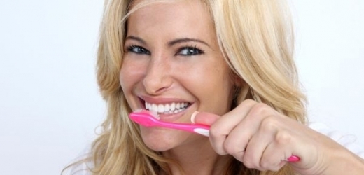 Dentální hygienistka dokáže zuby profesionálně vyčistit.