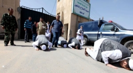 Členové Libyjské islámské bojové skupiny se modlí po propuštění z libyjského vězení v březnu 2010. 