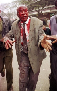 Zraněný po útoku na velvyslanectví USA v keňském Nairobi v srpnu 1998.