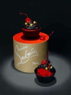 K lodičkám Christian Lauboutin patří i stylový dezert.