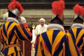 Třicítku nových příslušníků papežské Švýcarské gardy varoval papež Benedikt XVI. před hrozbou "duchovního vyplenění" vznášející se nad mladými lidmi, kteří se řídí povrchními životními ideály.