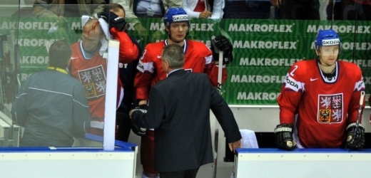 Obránce Karel Rachůnek opustil utkání s tržnou ranou na hlavě.