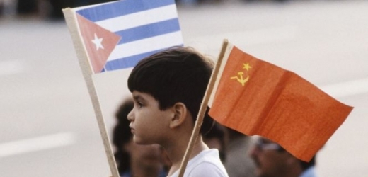 Někteří účastníci oslav konce druhé světové války nesli vlajky Kuby (ilustrační foto).