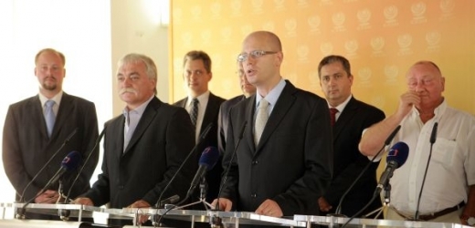 Milan Urban (vlevo od Sobotky) a Petr Hulinský (vpravo od Sobotky) byli vyhodnoceni jako jedni z nejhorších ministrů současné stínové vlády ČSSD. 