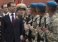 Mnozí Rusové si připínají na oblečení a upevňují na auta černooranžové stužky v barvách válečného vyznamenání. Na saku ji má i prezident Dmitrij Medveděv.