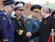 Premiér Vladimir Putin si potřásá rukou s jedním z válečných veteránů.