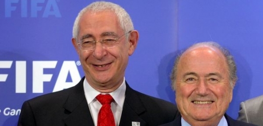 Lord Triesman (vlevo) asi teď se Seppem Blatterem nebude kamarád.