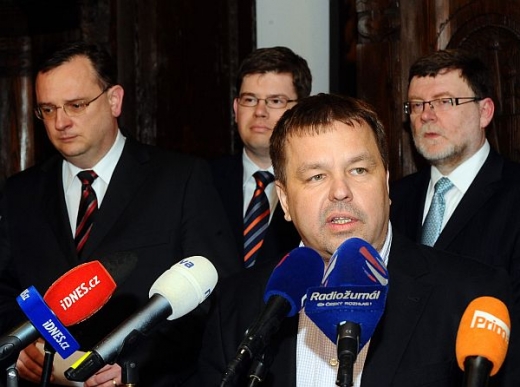 Zleva premiér Petr Nečas, ministr spravedlnosti Jiří Pospíšil, nyní už exšéf poslaneckého klubu Petr Tluchoř  a jeho nástupce Zbyněk Stanjura.