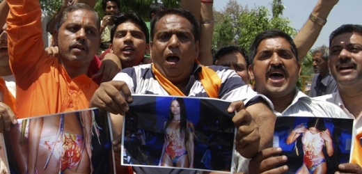 Pouliční protesty v indických ulicích i právní kroky místního soudu vyvolaly plavky.