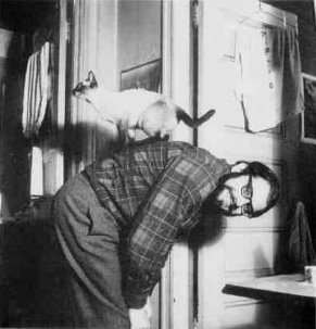 Allen Ginsberg s beatnickou mickou na zádech.