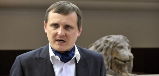 Bárta na dnešní tiskové konferenci, kde oznámil, že nebude kandodovat na post šéfa VV.