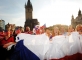 Přímý přenos čtvrtfinálového utkání mezi týmy Česka a USA sledovali fanoušci na velkoplošné obrazovce na Staroměstském náměstí v Praze. (Foto: ČTK)