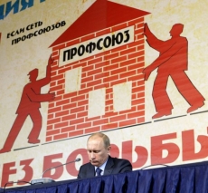 Odboráři, ale i spolky seniorů, žen či mládeže mají Putinovi udržet silnou většinu.