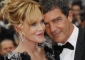 K Melanii Griffithové se důvěrně naklání její manžel, herec Antonio Banderas.
