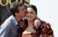 Antonio Banderas byl přítulný i k herečce Salmě Hayekové, kterou během úvodního ceremoniálu políbil na tvář.