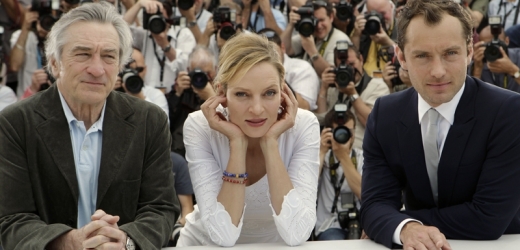 Italský režisér Bernardo Bertolucci (vlevo) obdržel čestnou cenu od prezidenta filmového festivalu v Cannes Gillese Jacoba během středečního zahajovacího ceremoniálu.