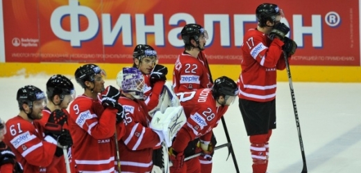 Smutní hokejisté Kanady po čtvrtfinálové prohře s Ruskem.