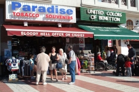 Odkaz na krvavé peklo v angličtině užívají obchodníci v Los Cristianos v nadsázce.