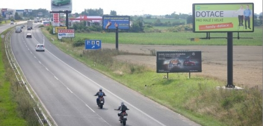 Billboardy lemují silnice, a mnohé z nich odporují bezpečnostním normám (ilustrační foto).