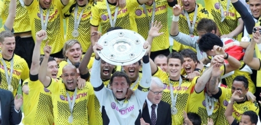 Dortmund slaví titul, Frankfurt sestupuje.