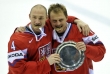 Zleva Karel Rachůnek a Petr Vampola s bronzovými medailemi a hokejovou trofejí za třetí místo z MS v hokeji.