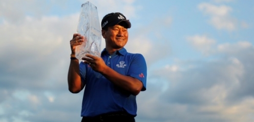 Korejský golfista Čche Kjong-ču s trofejí pro vítěze Players Championship.