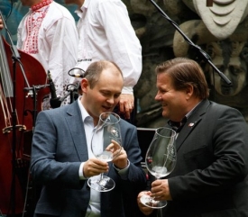 A pak že se pije jen u VV. Michal Hašek a Zdeněk Škromach (ČSSD).
