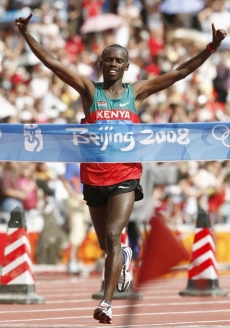 Samuel Wanjiru v cíli olympijského maratonu v Pekingu.