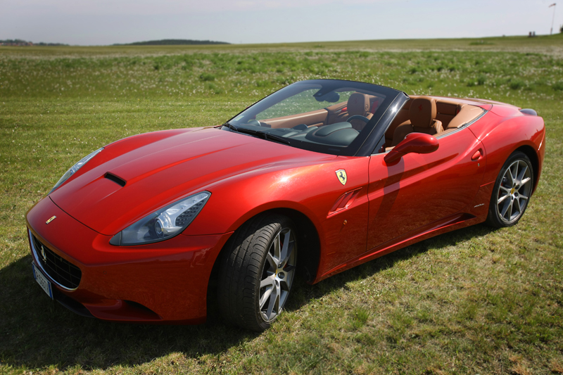 Ferrari California, tentokrát převlečené za kabriolet.
