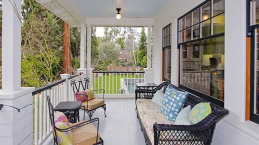 Luxusnímu domu nechybí prostorná veranda s lenoškami.
