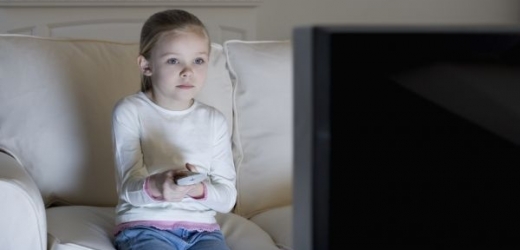 Když už se malé děti dívají na televizi, měli by u toho být i rodiče, kteří jim pořady vysvětlí.