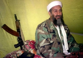 Bin Ládin na snímku z roku 1998 v afghánské provincii Hílmand.