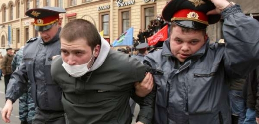 Policie v Moskvě zasahuje 1. května 2011 proti opozici.