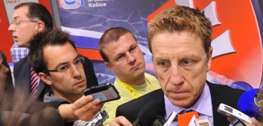 Glen Hanlon (vpravo) odpovídá novinářům na mistrovství světa na Slovensku.