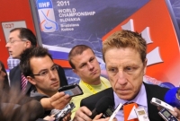 Glen Hanlon (vpravo) odpovídá novinářům na mistrovství světa na Slovensku.