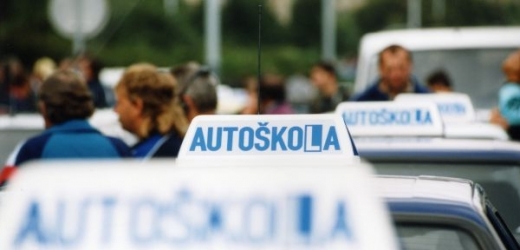 Pracovníci autoškol v Praze upláceli zkušební komisaře, aby žáci škol prošli závěrečnou zkouškou bez potíží (ilustrační foto).