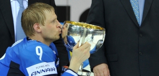 Finské oslavy nevydržel mistrovský pohár.
