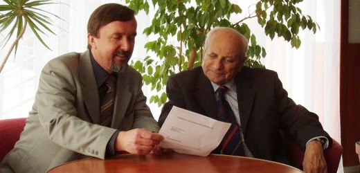 MUDr. Karel Mencl (vlevo) při konzultaci s doc. Veselým.