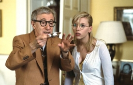 Woody Allen se Scarlett Johanssonovou ve filmu Scoop.