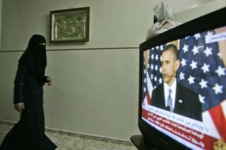 Nezájem. Palestinka v Gaze u televize, v níž Obama pronáší zásadní projev.