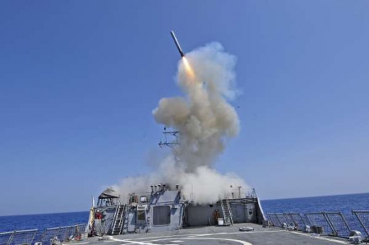 Američané ostřelují Libyi raketami Tomahawk z lodi USS Berry.