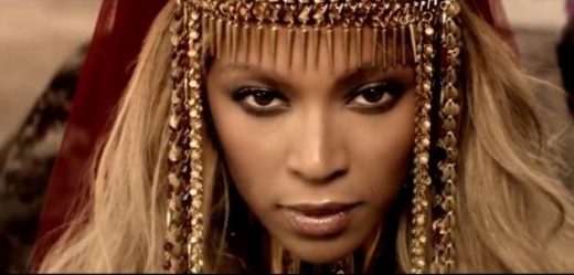 Beyoncé v klipu Run The World.
