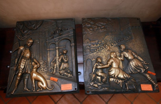 Kopie bronzových reliéfů z Karlova mostu byly vydraženy na veletrhu starožitností Antique za 330 tisíc korun.