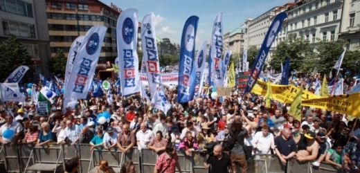 Na Václavském náměstí se sešly desítky tisíc odborářů.